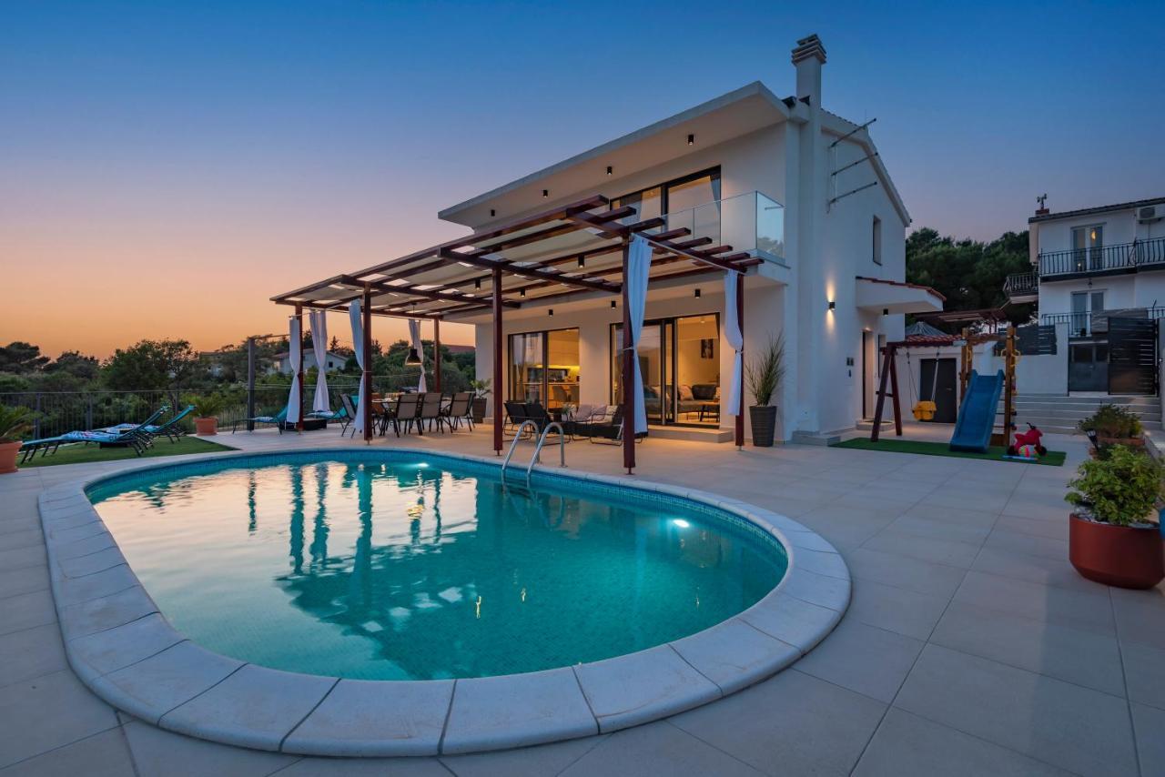 Villa Lucatoni - Heated Pool 希贝尼克 外观 照片